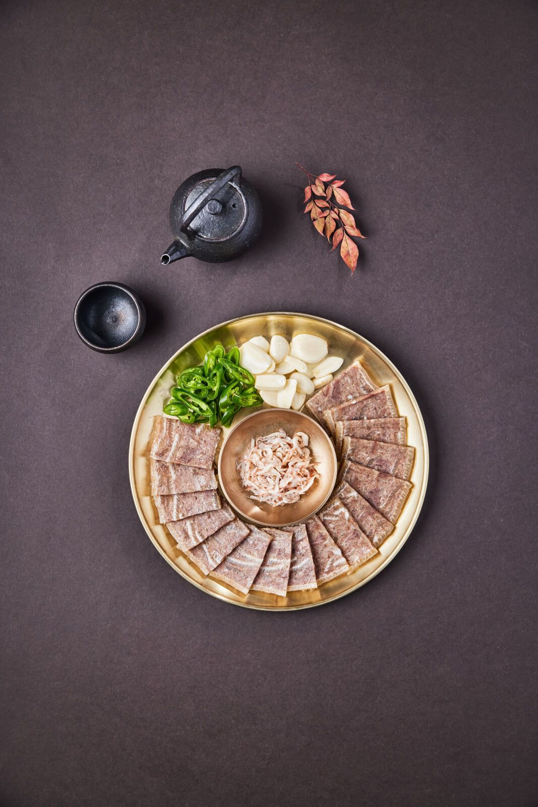 차가운 채소와 함께 나오는 염소편육냉채